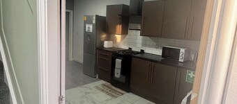 2 Bed House-sleeps 4-free Parking