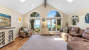 TV connectée, cheminée, livres