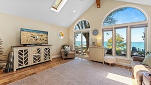 スマートテレビ、暖炉、書庫