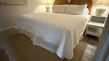 Tabla de planchar con plancha, internet y ropa de cama