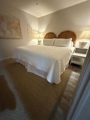 مكواة/لوح كي وخدمة الإنترنت وملاءات أسرّة