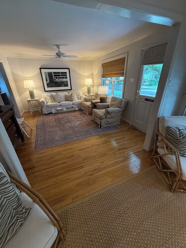 Charming 5-bedroom coastal cottage walking distance to downtown, park & landing