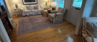 Charming 5-bedroom coastal cottage walking distance to downtown, park & landing