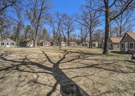 施設の敷地. Woodhaven Cottages - Cabin 16 - Charming 2-bedroom cabin in Indian River