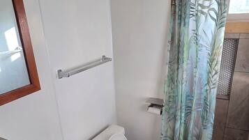 Doccia, asciugamani, carta igienica