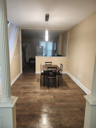 3-bedroom townhome in superb Baltimore with AC