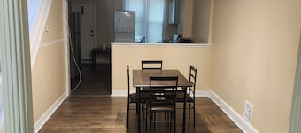 3-bedroom townhome in superb Baltimore with AC