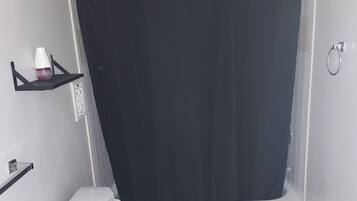 Serviettes fournies, savon, papier toilette