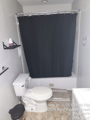 Toallas, jabón, papel de baño 