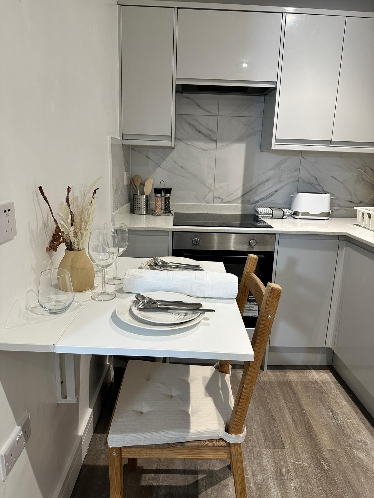 Refrigerador, tetera eléctrica, tostadora y utensilios de cocina 