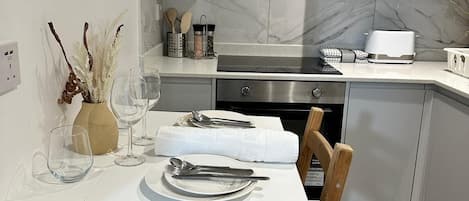 冷蔵庫、電気ポット、トースター、調理器具と食器