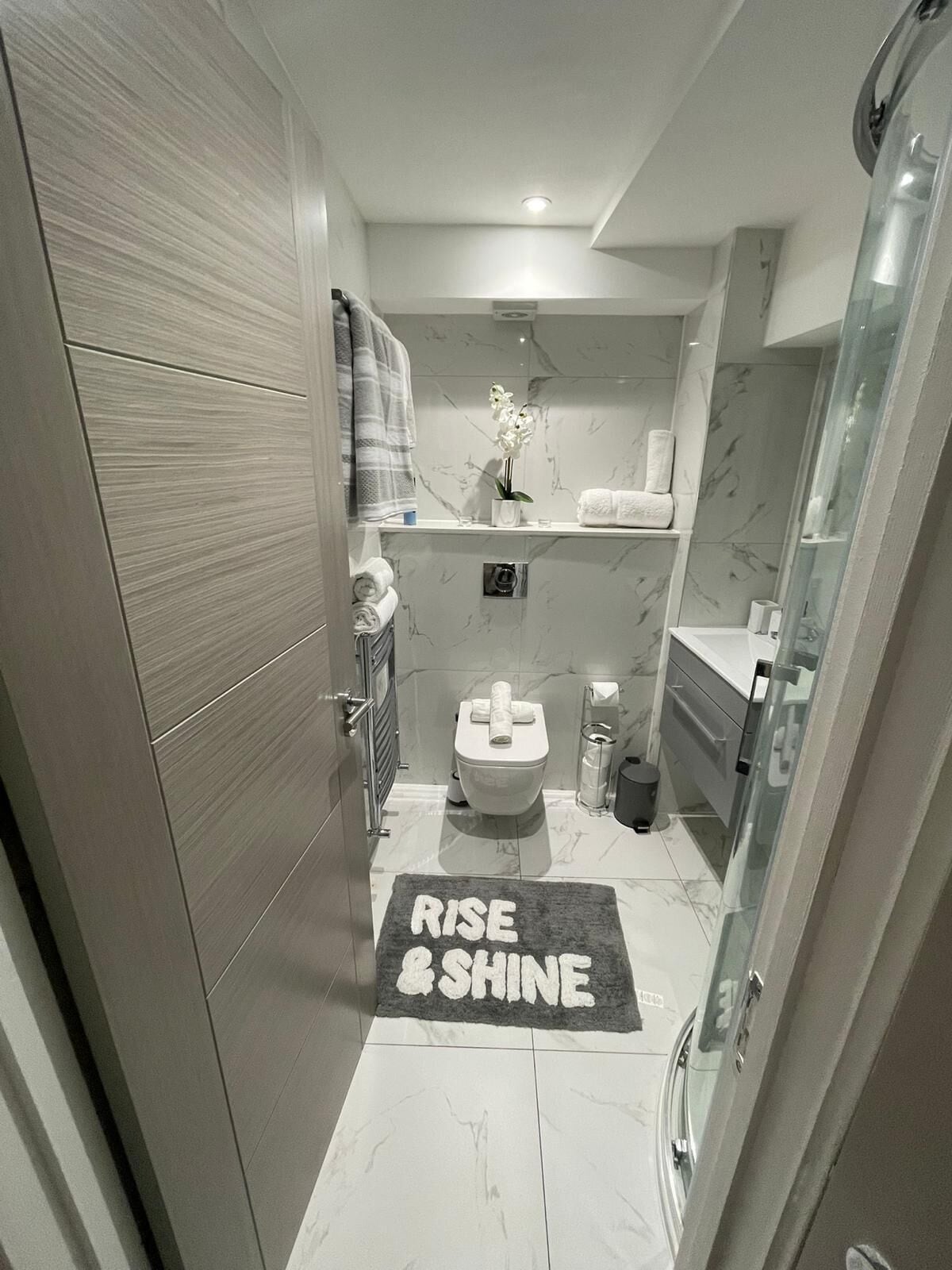 Regadera, secadora de cabello, toallas, jabón 