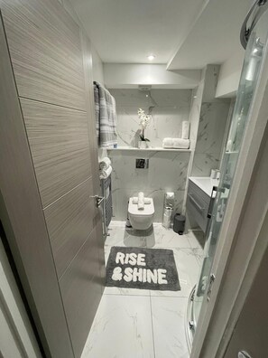 Shower, hair dryer, towels, soap - Cozy 2-Bedroom Apartment in Kentish Town Ideal for Relaxing Stays with Amenities (London)