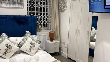 2 bedrooms, iron/ironing board, WiFi, bed sheets