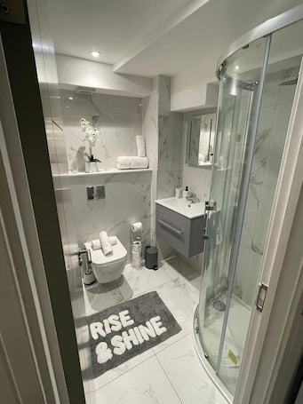 Shower, hair dryer, towels, soap. Cozy 2-Bedroom Apartment in Kentish Town Ideal for Relaxing Stays with Amenities