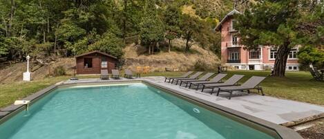 حمّام سباحة مُدفَّأ