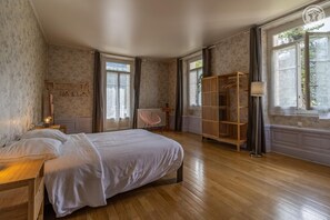 5 bedrooms, iron/ironing board, travel cot, free WiFi