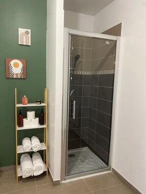 Dusche, Haartrockner, Handtücher, Seife