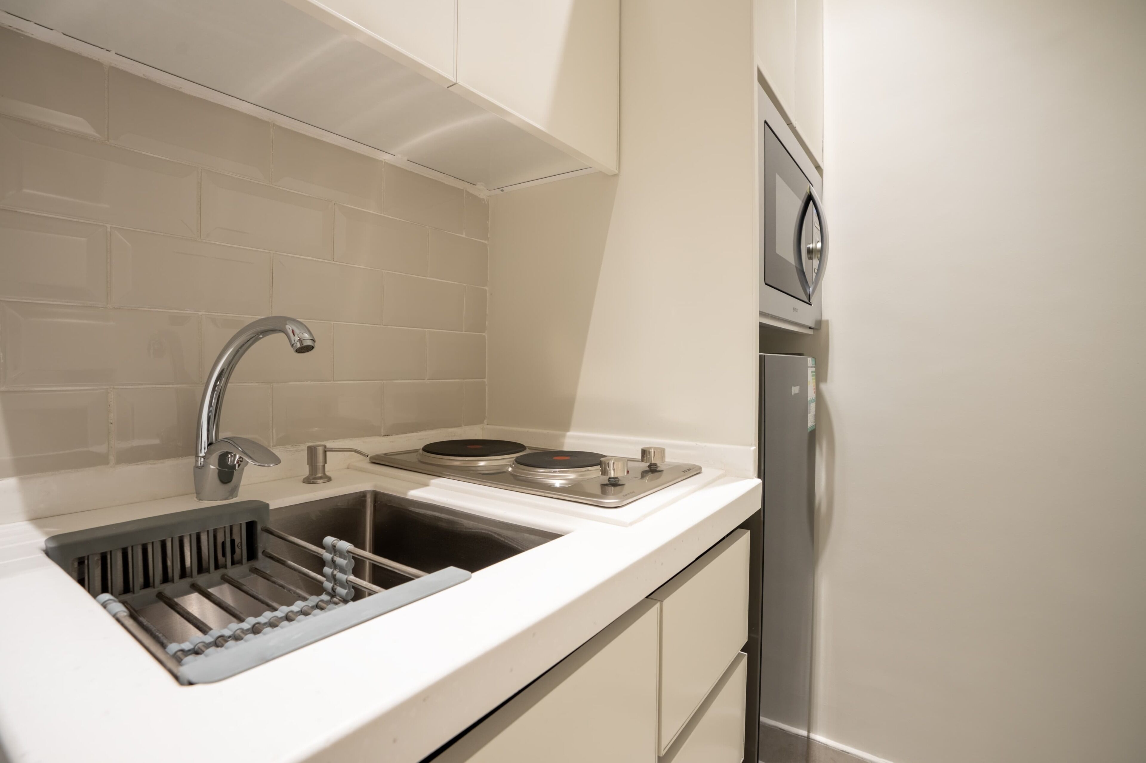 Deluxe Studio, 1 Bedroom | Private kitchen | Fridge, microwave, electric kettle
