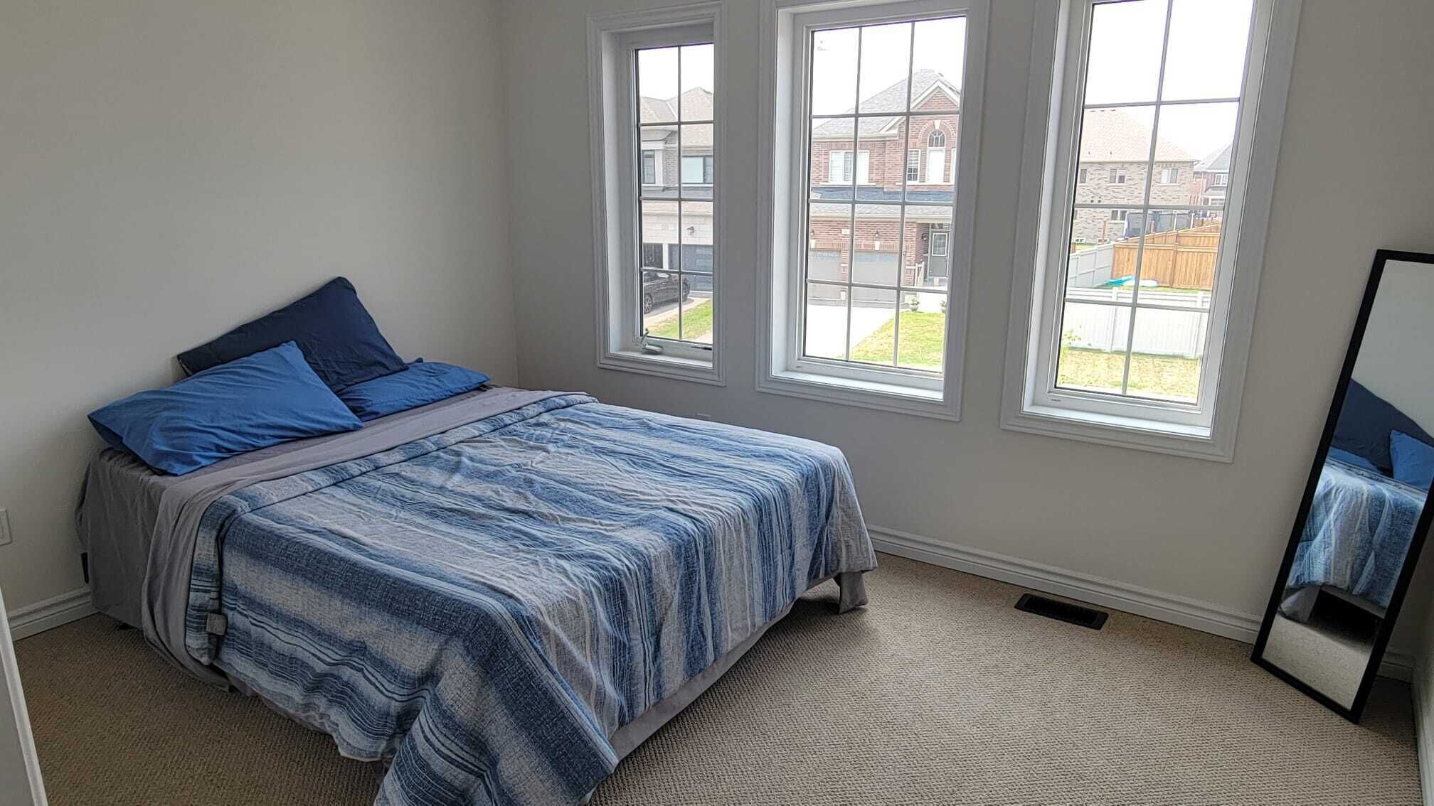 4 bedrooms, iron/ironing board, internet, bed sheets