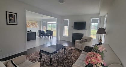 Newly built and perfect for vacations. In the middle of both hwy 400&40