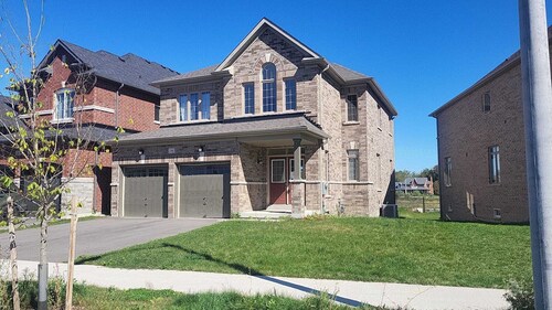 Newly built and perfect for vacations. In the middle of both hwy 400&40