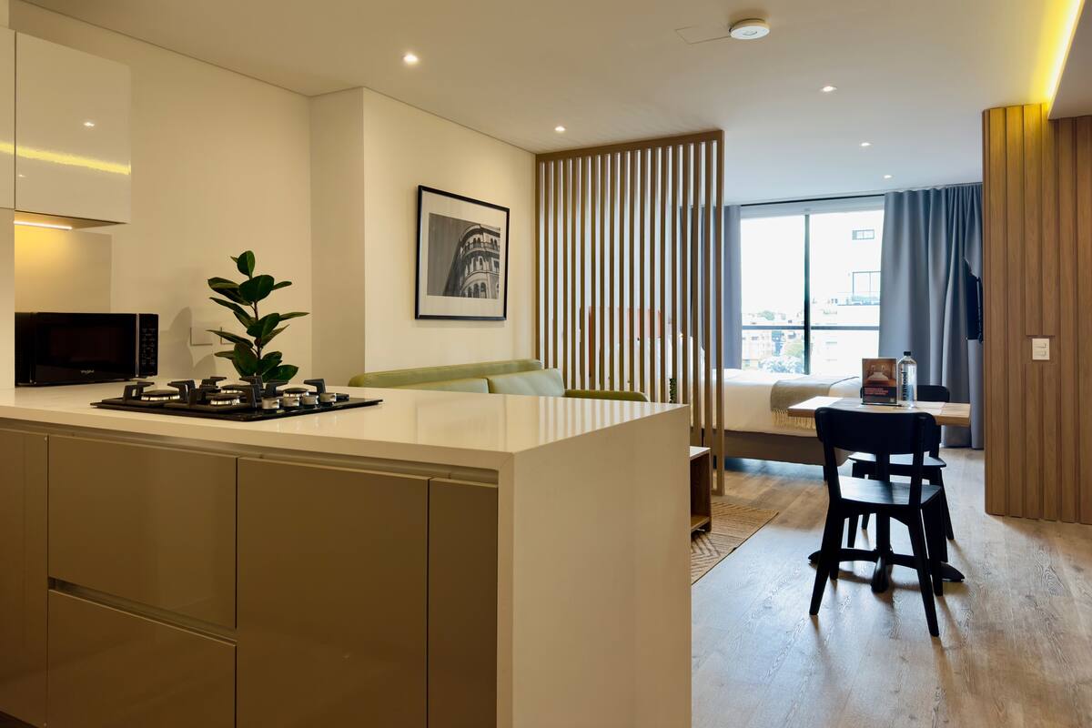 Kühlschrank, Mikrowelle, Kochgeschirr/Geschirr/Besteck