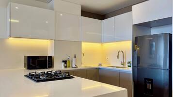 Departamento (502) | Cocina privada | Refrigerador, microondas y utensilios de cocina