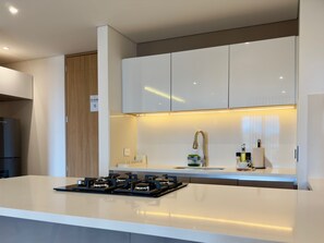 冷蔵庫、電子レンジ、調理器具と食器