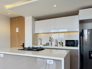 Réfrigérateur, micro-ondes, batterie de cuisine, vaisselle et ustensiles