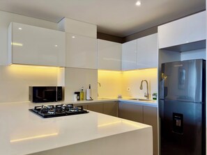 Køleskab, mikrobølgeovn, køkkentøj/tallerkener/redskaber