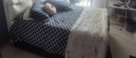 3 quartos, ferros/tábuas de passar roupa, acesso à internet