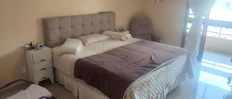 3 habitaciones, tabla de planchar con plancha y acceso a internet