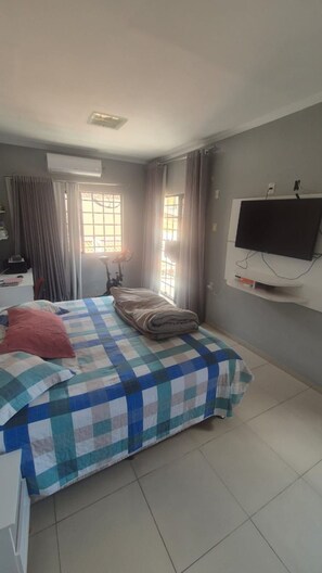 3 bedrooms, iron/ironing board, internet, bed sheets