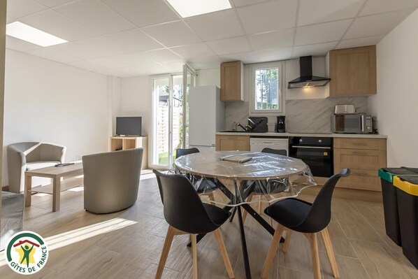 Micro-ondes, four, lave-vaisselle, chaise haute