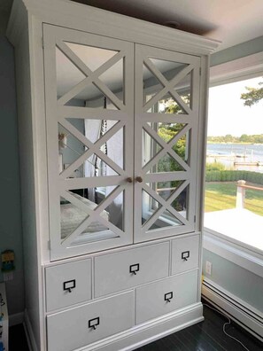 4 bedrooms, iron/ironing board, WiFi, bed sheets