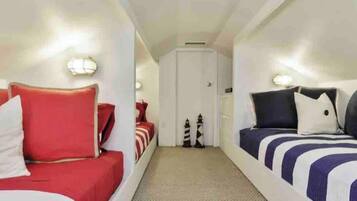 4 bedrooms, iron/ironing board, WiFi, bed sheets