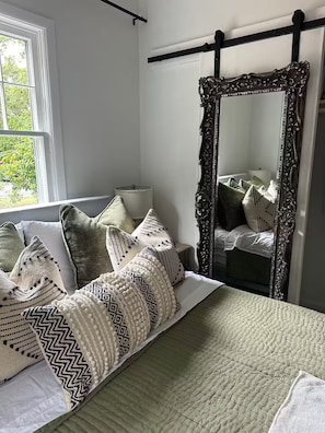 2 habitaciones, tabla de planchar con plancha, wifi y ropa de cama