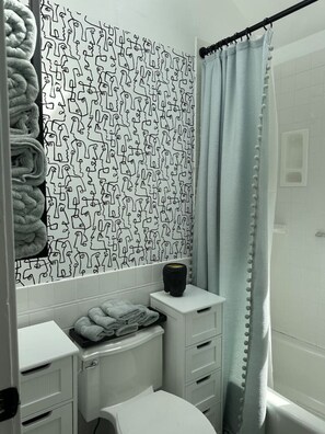 Suihku, pyyhkeet, saippua, vessapaperi