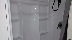 تجهيزات دش، مجففات شعر، مناشف، صابون
