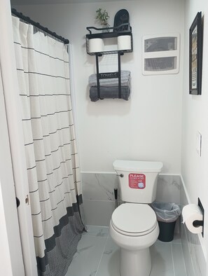 Dusch, hårtork, handdukar och tvål