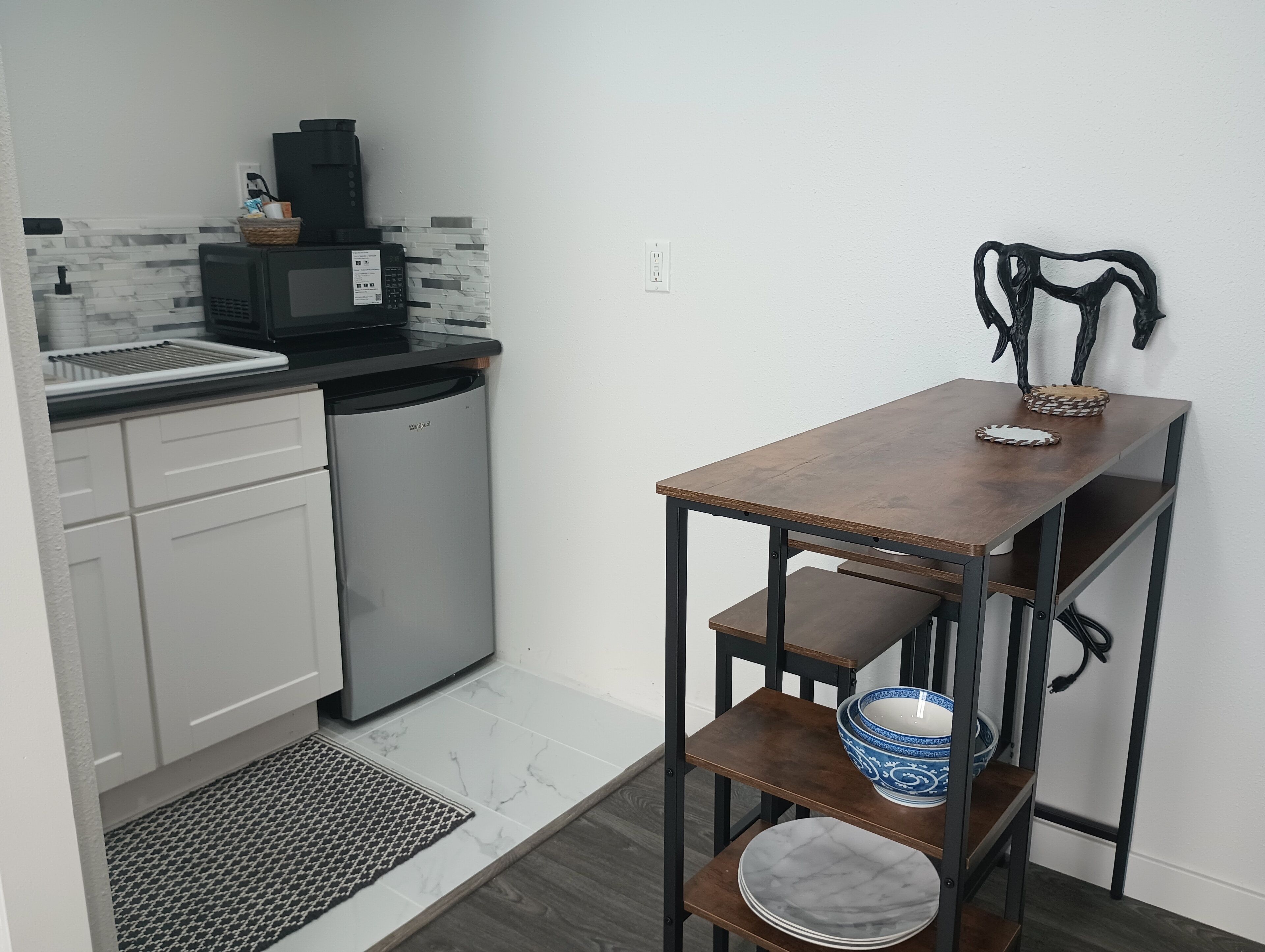 Kjøleskap, mikrobølgeovn, brødrister og hurtigmikser