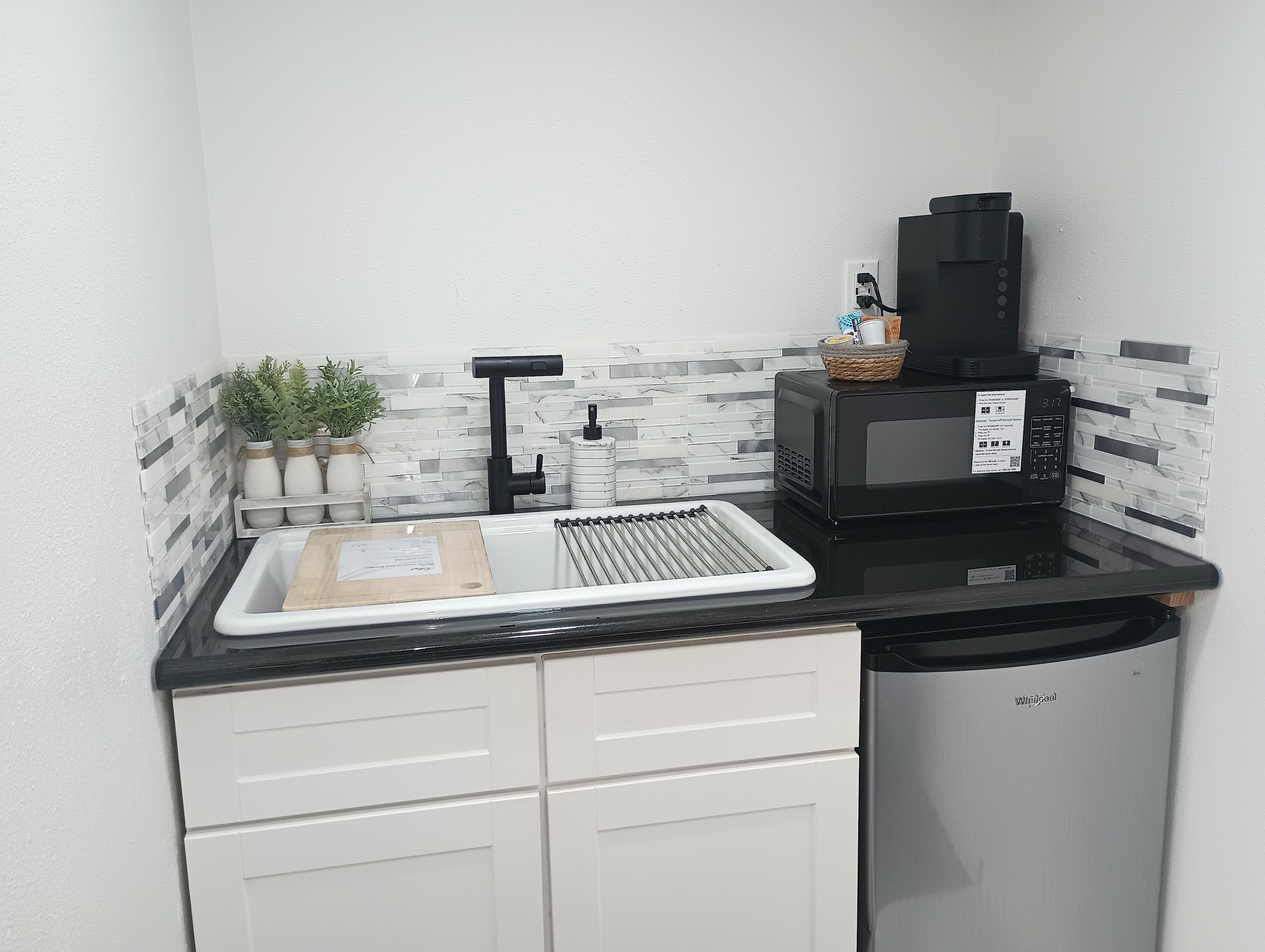 Kjøleskap, mikrobølgeovn, brødrister og hurtigmikser