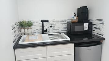 Kylskåp, mikrovågsugn, brödrost och mixer