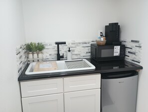 Kylskåp, mikrovågsugn, brödrost och mixer