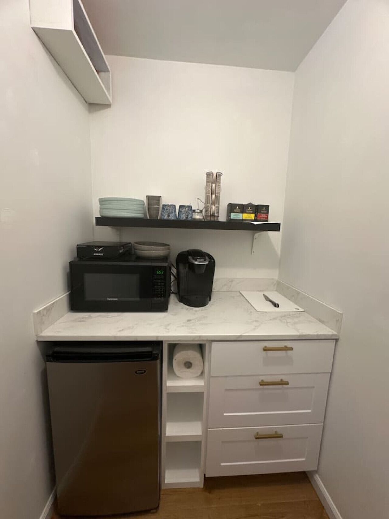 Kjøleskap, mikrobølgeovn, kaffetrakter/tekoker og brødrister