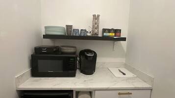 Kjøleskap, mikrobølgeovn, kaffetrakter/tekoker og brødrister