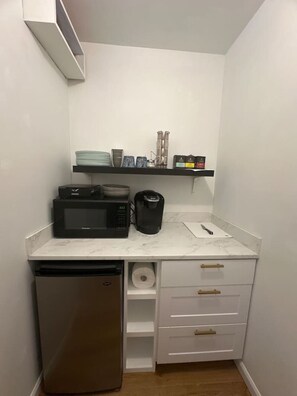 Kjøleskap, mikrobølgeovn, kaffetrakter/tekoker og brødrister