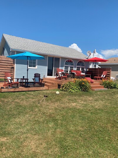 Charming 3-Bedroom Beachfront Cottage with stunning Confederation Bridge view