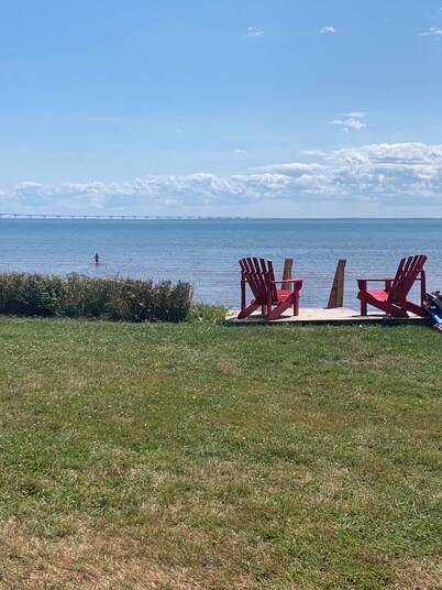 Charming 3-Bedroom Beachfront Cottage with stunning Confederation Bridge view